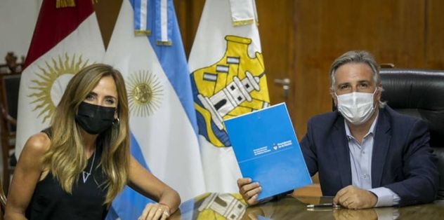 El gobernador cordobés, Martín Llaryora, y la entonces funcionaria "albertista" Victoria Tolosa Paz en la firma de un convenio. (Archivo)