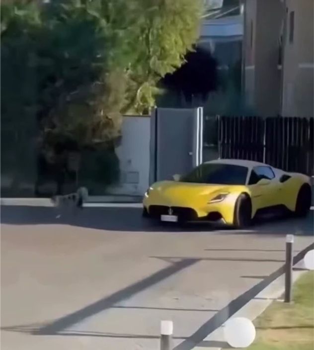 El impactante auto con el que Leandro Paredes llegó a Boca: cómo es la Maserati amarilla que maneja y cuánto cuesta.