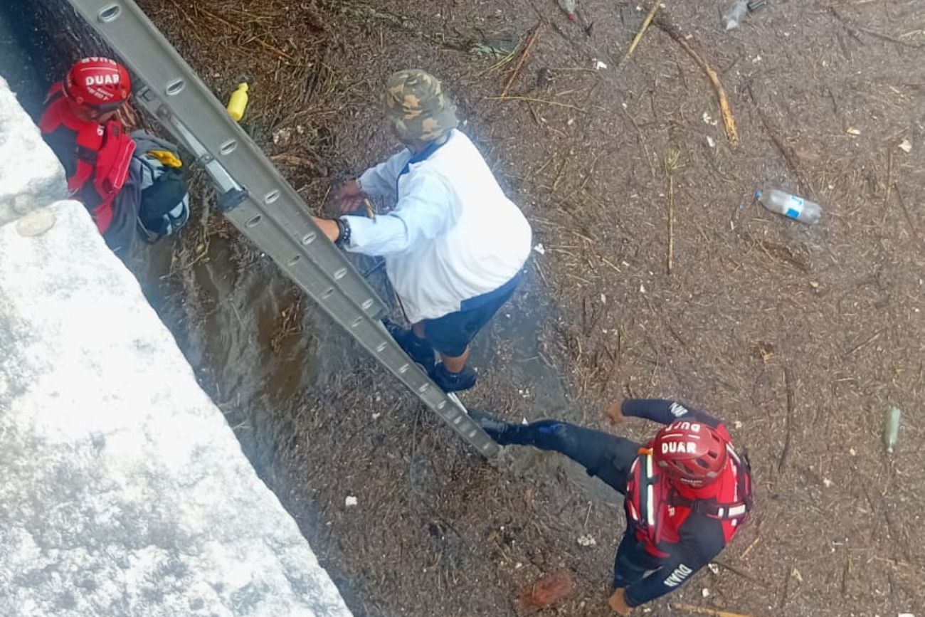 Rescataron a dos personas atrapadas por la crecida del río Suquía bajo el Puente Mestre. (Policía de Córdoba)