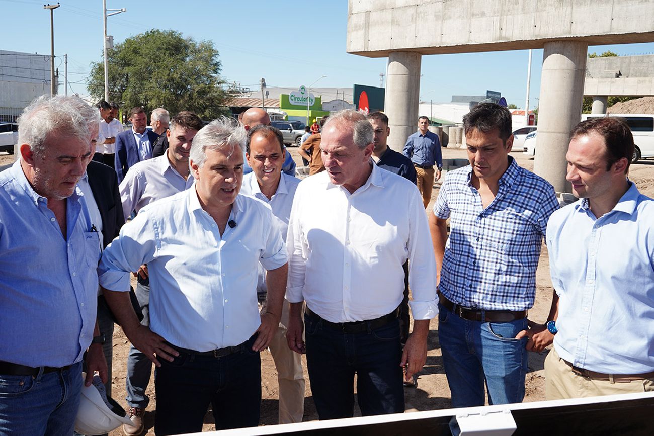 El gobernador Martín Llaryora, junto al intendente Guillermo De Rivas, días pasados, cuando supervisó el avance de las obras de construcción de la Circunvalación en Río Cuarto. El mandatario provincial quiere priorizar el gasto. (La Voz/ Archivo) 