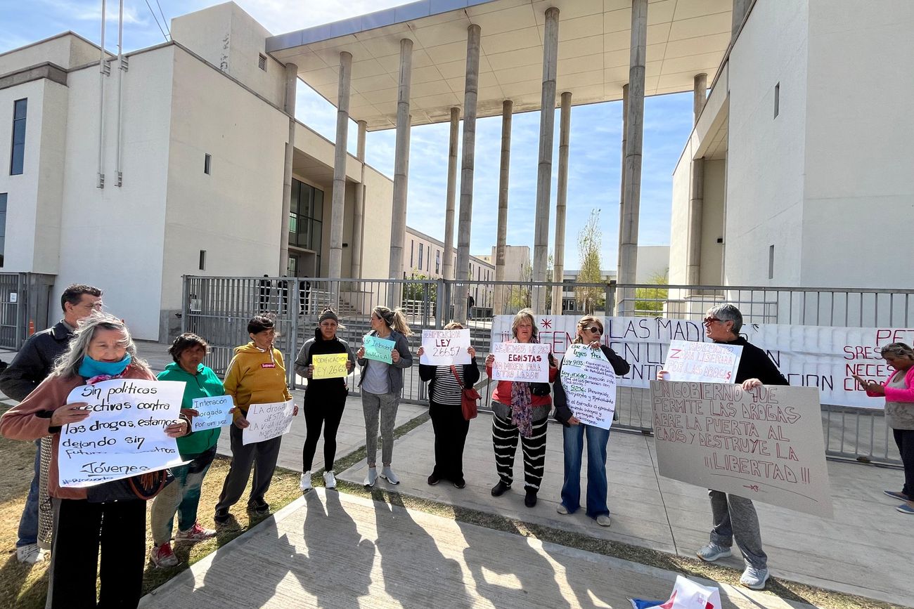 Río Cuarto. "Madres del dolor", frente a Tribunales. Son un grupo de mujeres que reclaman por tratamientos para las adicciones de sus hijos.