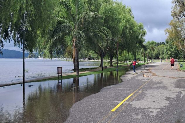 El dique San Roque a pleno de agua. La costanera de Carlos Paz con el avance de la crecida, este viernes. 
