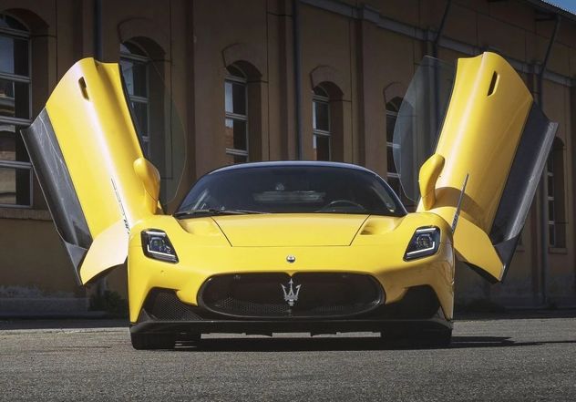 El impactante auto con el que Leandro Paredes llegó a Boca: cómo es la Maserati amarilla que maneja y cuánto cuesta.