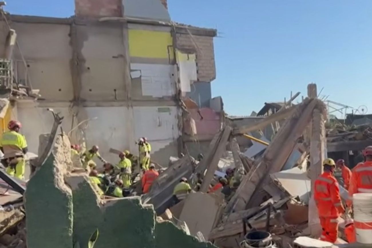 Entre los escombros: así fue el trabajo de los bomberos luego del trágico derrumbe en Brasil.
