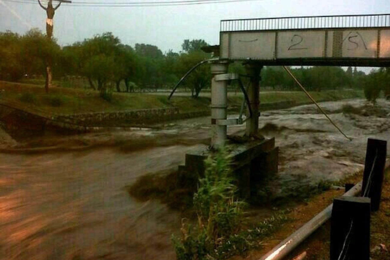 El puente que colapsó por una crecida del río, en Jesús María, en 2013. Allí falleció al caer con su auto el remisero Arturo Maturano. 