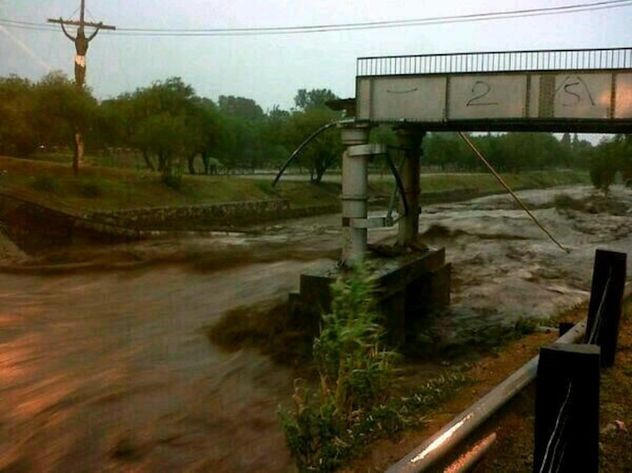 Derrumbado. El puente que colapsó por una crecida del río, en Jesús María, en 2013. Allí falleció al caer con su auto en remisero Arturo Maturano. (Archivo)