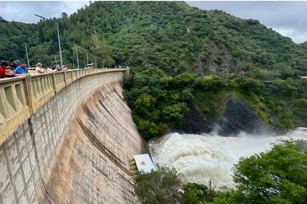 El Dique San Roque con agua sobre el nivel del vertedero y apertura total de sus válvulas.