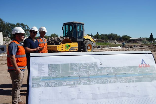 El gobernador Martín Llaryora, junto al intendente Guillermo De Rivas, supervisó el avance de las obras de construcción de la Circunvalación.