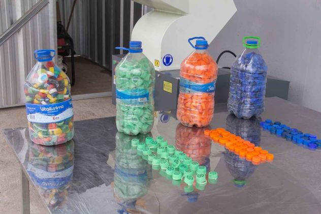 Una fundación convierte tapitas plásticas en anteojos gratuitos para quienes no pueden pagarlos.