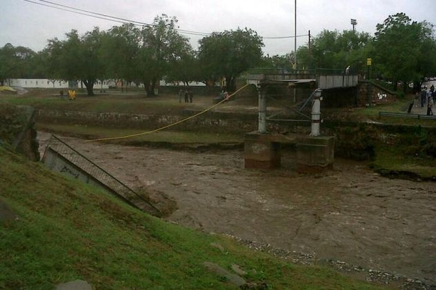 Escenario. El puente que colapsó por una crecida del río, en Jesús María, en 2013. Allí falleció al caer con su auto en remisero Arturo Maturano. (La Voz / Archivo)