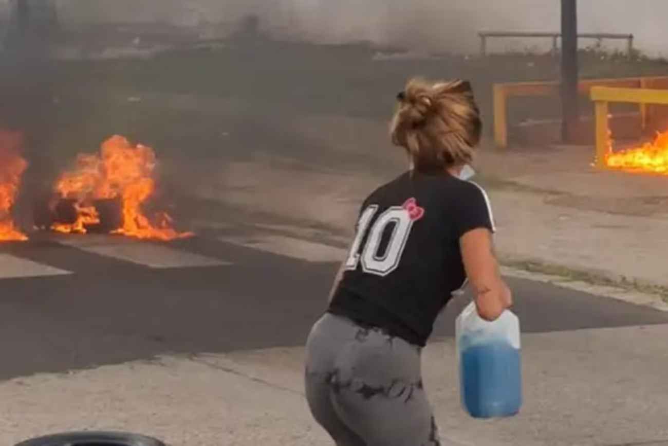 Familiares de un preso asesinado en Entre Ríos protestan frente a la cárcel, provocando incendios en la calle. 