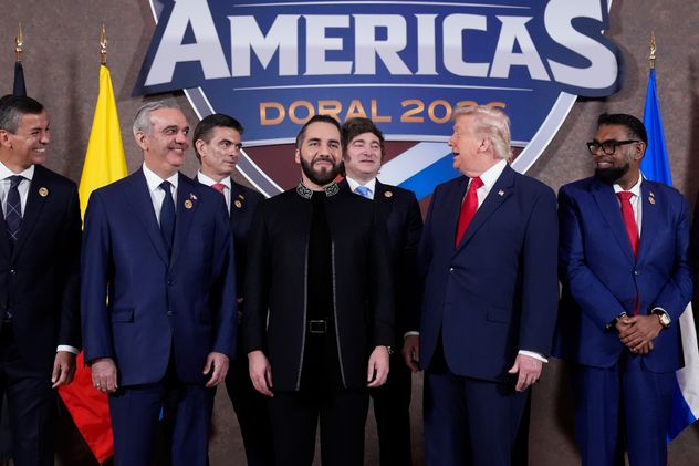 El presidente Javier Milei, durante la cumbre que Donald Trump encabezó este sábado en Miami, con otros mandatarios latinoamericanos. (A)
