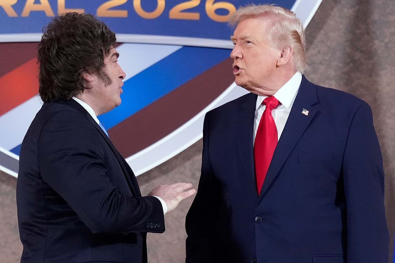 El presidente Donald Trump posa con el presidente de Argentina, Javier Milei, en la Cumbre Escudo de las Américas, el sábado 7 de marzo de 2026, en Trump National Doral Miami en Doral, Florida.