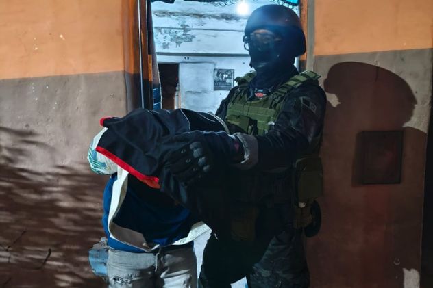 Durante los allanamientos se secuestraron cocaína, marihuana, dinero en efectivo y teléfonos celulares. (Fuerza Policial Antinarcotráfico)