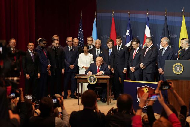 El presidente Donald Trump firma una proclama comprometiéndose a contrarrestar la actividad criminal de los cárteles en la Cumbre Escudo de las Américas, el sábado 7 de marzo de 2026, en Trump National Doral Miami en Doral, Florida.
