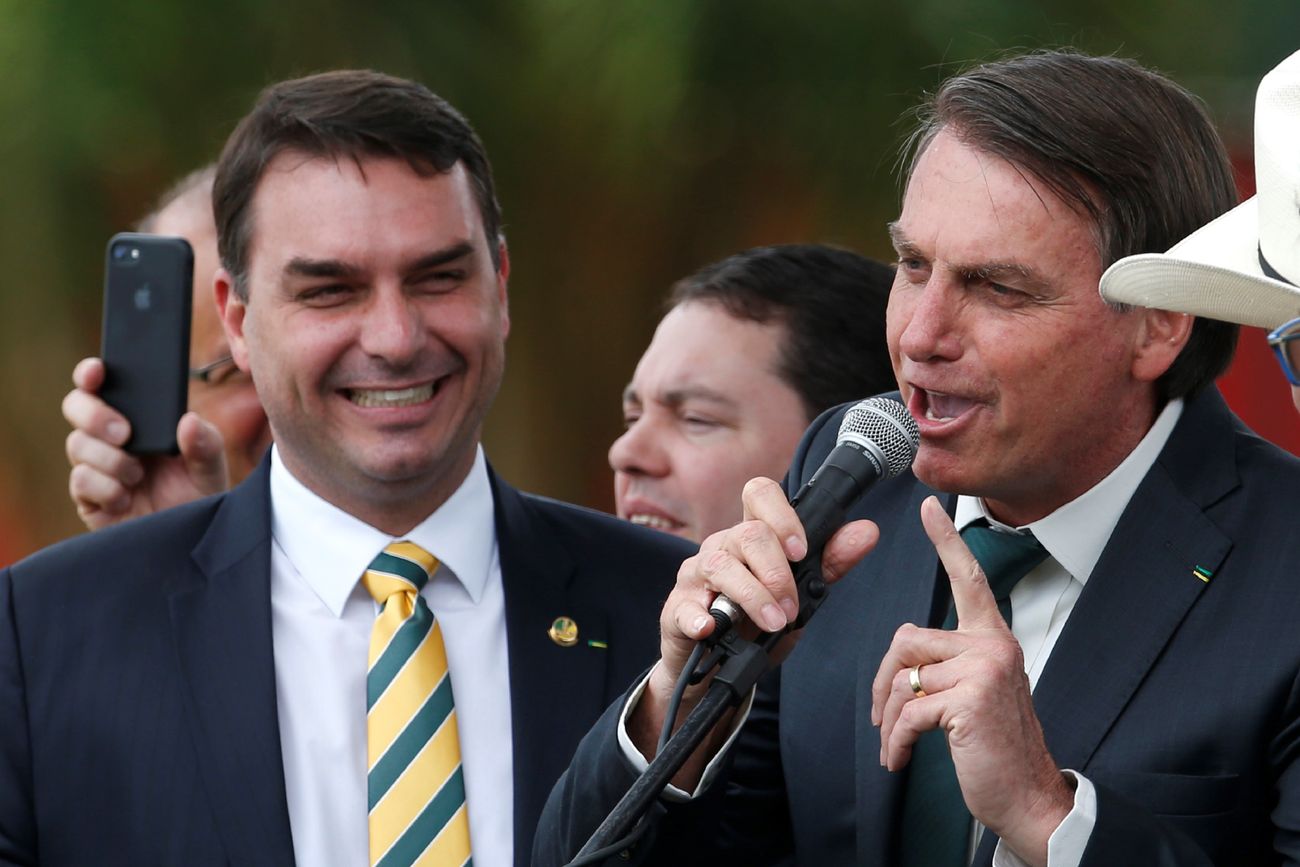 Flavio Bolsonaro, a la izquierda, con su padre, el presidente brasileño Jair Bolsonaro, en el lanzamiento del nuevo partido político  Alianza por Brasil, en Brasilia. (AP)