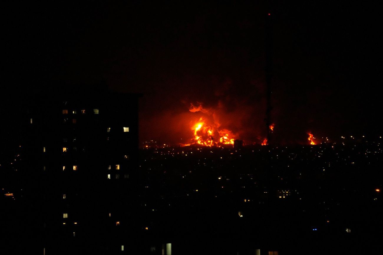 Israel bombardeó un depósito de petróleo en Irán y prometió continuar atacando "con todas sus fuerzas". (Foto AP/Vahid Salemi)
