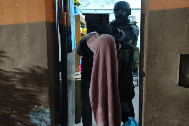 Durante los allanamientos se secuestraron cocaína, marihuana, dinero en efectivo y teléfonos celulares. (Fuerza Policial Antinarcotráfico)