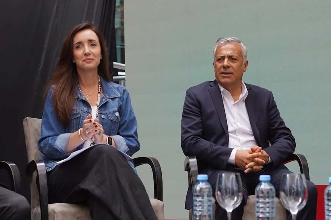 Victoria Eugenia Villarruel en Mendoza junto al Gobernador.