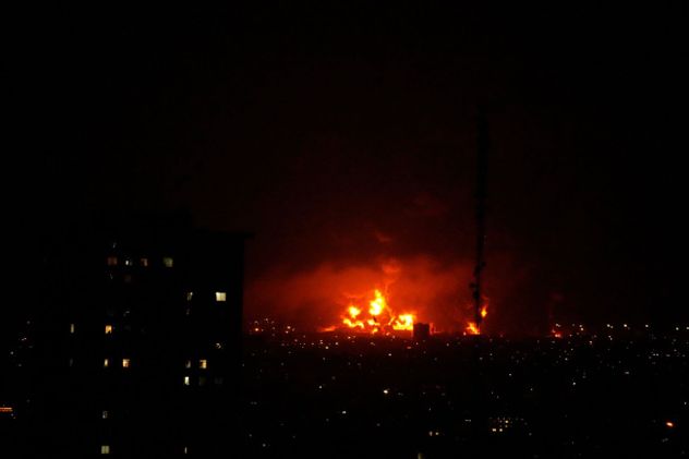 Las llamas se elevan desde una instalación de almacenamiento de petróleo al sur de la capital, Teherán, mientras los ataques azotan la ciudad durante la campaña militar entre Estados Unidos e Israel, Irán. (Foto AP/Vahid Salemi)