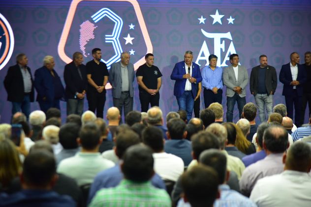 Claudio Tapia en el Congreso del Consejo Federal de AFA en Córdoba.