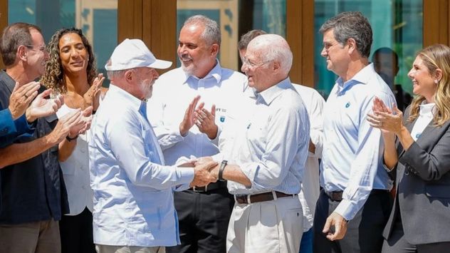 En medio de la tensión de los industriales con el Gobierno, Paolo Rocca inauguró una escuela en Brasil junto a Lula.