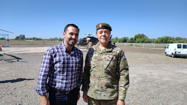 José Javier Díaz, oficial del Cuerpo Comando de la Armada Argentina, Licenciado en Administración, y Director en Argentina de la Corporación Científica del Sector Aeroespacial, junto al ministro de Defensa, Carlos Pestri.
