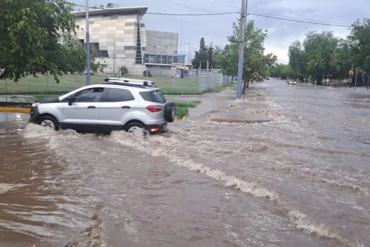 Calles anegadas y autos atrapados: un temporal golpeó con fuerza al Gran Mendoza. (Gentileza Diario Uno)