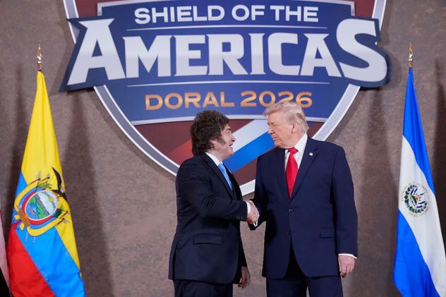 El presidente Donald Trump posa con el presidente de Argentina, Javier Milei, en la Cumbre Escudo de las Américas, el sábado 7 de marzo de 2026, en Trump National Doral Miami en Doral, Florida 
