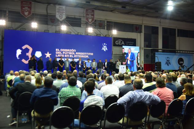 Claudio Tapia en el Congreso del Consejo Federal de AFA en Córdoba.
