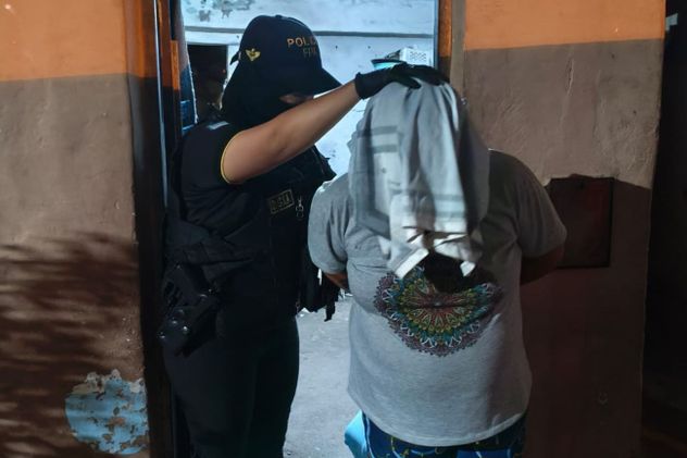 Durante los allanamientos se secuestraron cocaína, marihuana, dinero en efectivo y teléfonos celulares. (Fuerza Policial Antinarcotráfico)