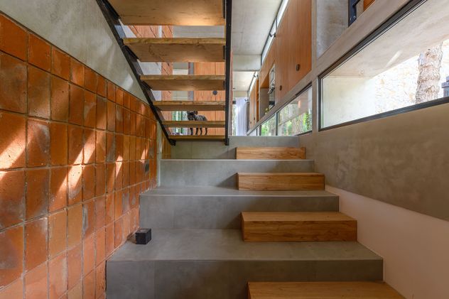 La materialidad exhibida no es sólo una cuestión estética, también tiene que ver con la sostenibilidad (proyecto Fruto del Bosque, Barrionuevo Villanueva arquitectos).