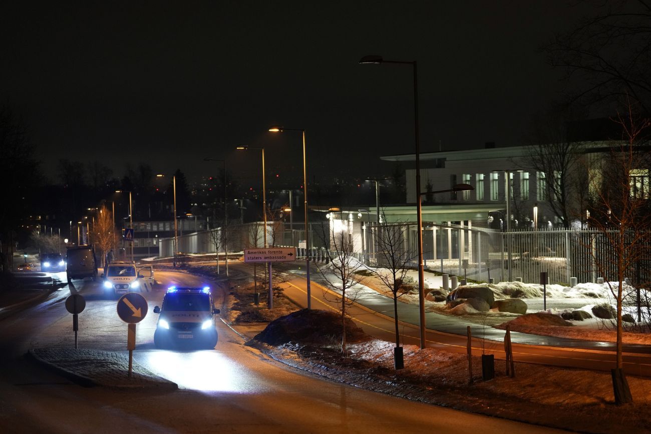 La policía noruega espera frente a la embajada de Estados Unidos en Oslo, Noruega, en la madrugada del domingo 8 de marzo de 2026.