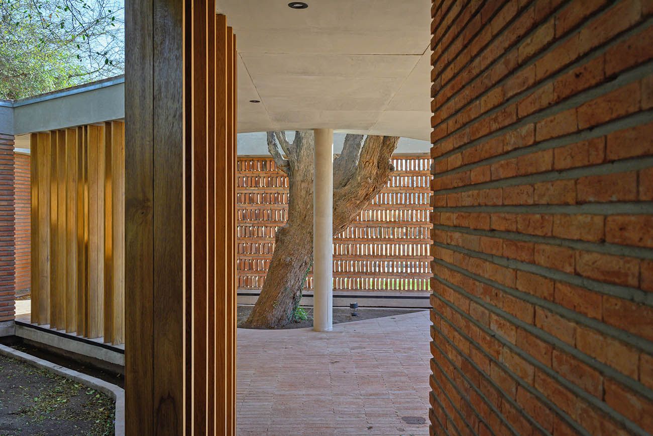 El ladrillo macizo o común en toda su expresión dialoga con el hormigón, y la madera en su estado natural aporta identidad a toda la edificación (proyecto Casa Las Marías, arquitecto Santiago Viale).