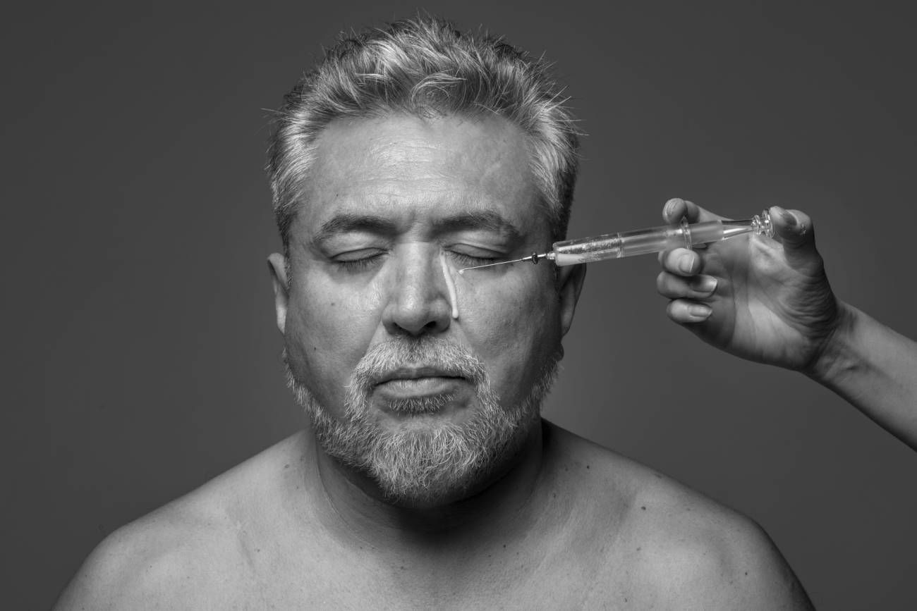 Cristian Alarcón, protagonista de "Testosterona". En esa obra autobiográfica, el escritor y ahora performer está dirigido por Lorena Vega (Gentileza Nora Lezano)