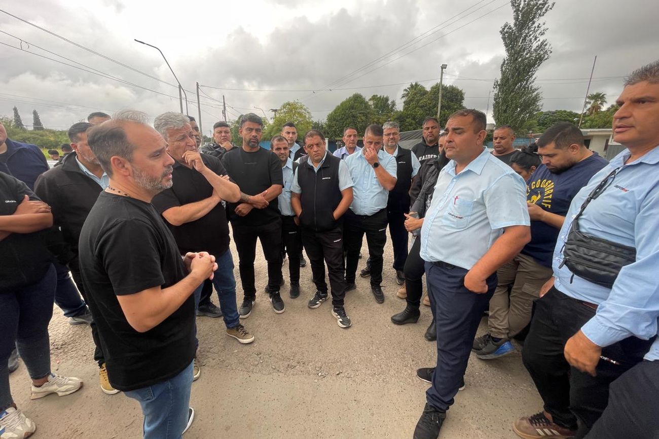Rodrigo Fernández, secretario de Gobierno municipal, dialoga con choferes en la base del Grupo FAM. 