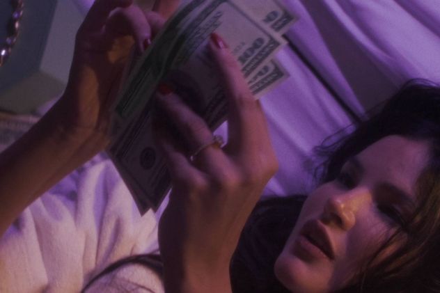 El personaje de Antonella “China” Kruger cuenta los dólares recaudados en OnlyFans. La actriz filmó "Sólo Fanáticos" embarazada de ocho meses.