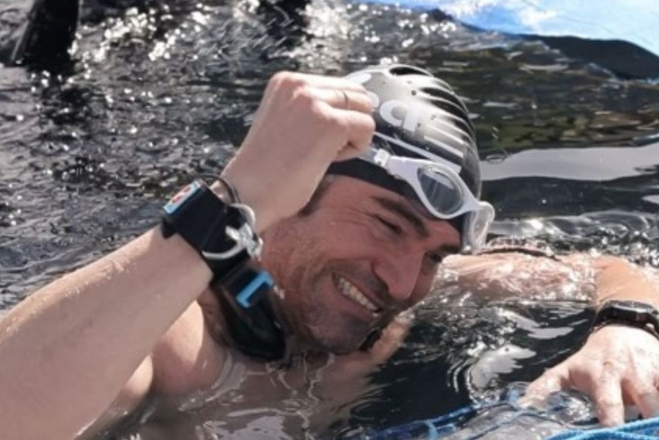 El italiano Luca Casalini rompe dos récords mundiales de apnea bajo el hielo