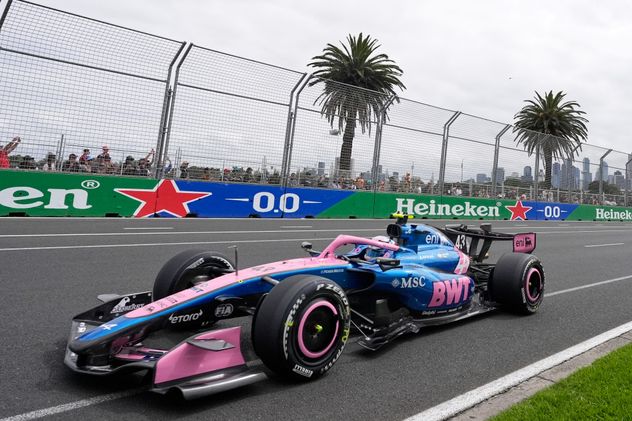 Franco Colapinto no tuvo el mejor debut en 2026 con el Alpine A526 Mercedes. Varios puntos influyeron para que terminara en un puesto 14, a dos vueltas del ganador George Russell. (AP)