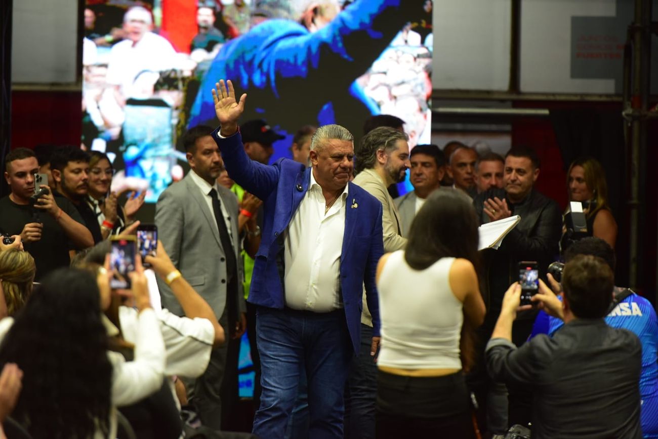 Chiqui Tapia recibió el apoyo de la Liga Cordobesa de Fútbol. Emeterio Farías lo respaldó. 