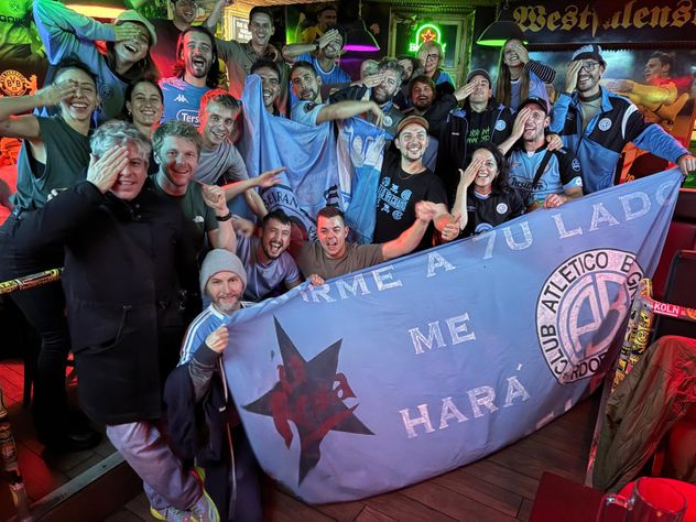 Piratas por el mundo, hinchas de Belgrano reunidos en un grupo de whatsapp.