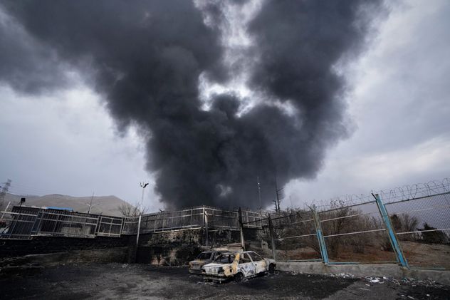 Bombardeo a Israelí a un depósito de combustible en Irán. 
