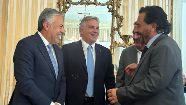 Llaryora habló en Estados Unidos junto a otros 10 gobernadores y el ministro Caputo. También había dueños de grandes empresas.