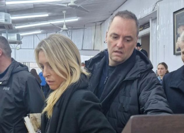 El jefe de Gabinete, Manuel Adorni, y su esposa, Bettina Angeletti, en la comitiva oficial a Nueva Yprk (Foto: Radio Jai)