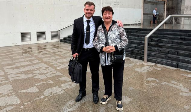 La madre del asesinado Enrique Giménez Casado, Estela Casado, con su abogado (querellante) Axel Aurich.