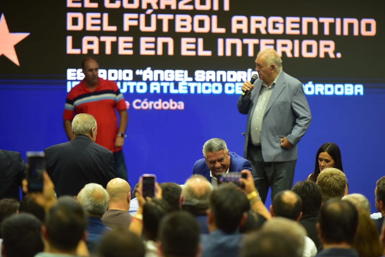 Chiqui Tapia recibió el apoyo de la Liga Cordobesa de Fútbol. Emeterio Farías lo respaldó. 