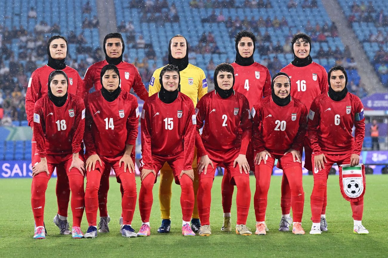 Jugadoras de Irán posa antes del partido ante Filipinas en el encuentro de la Copa Asiática femenina el domingo 8 de marzo del 2026. 