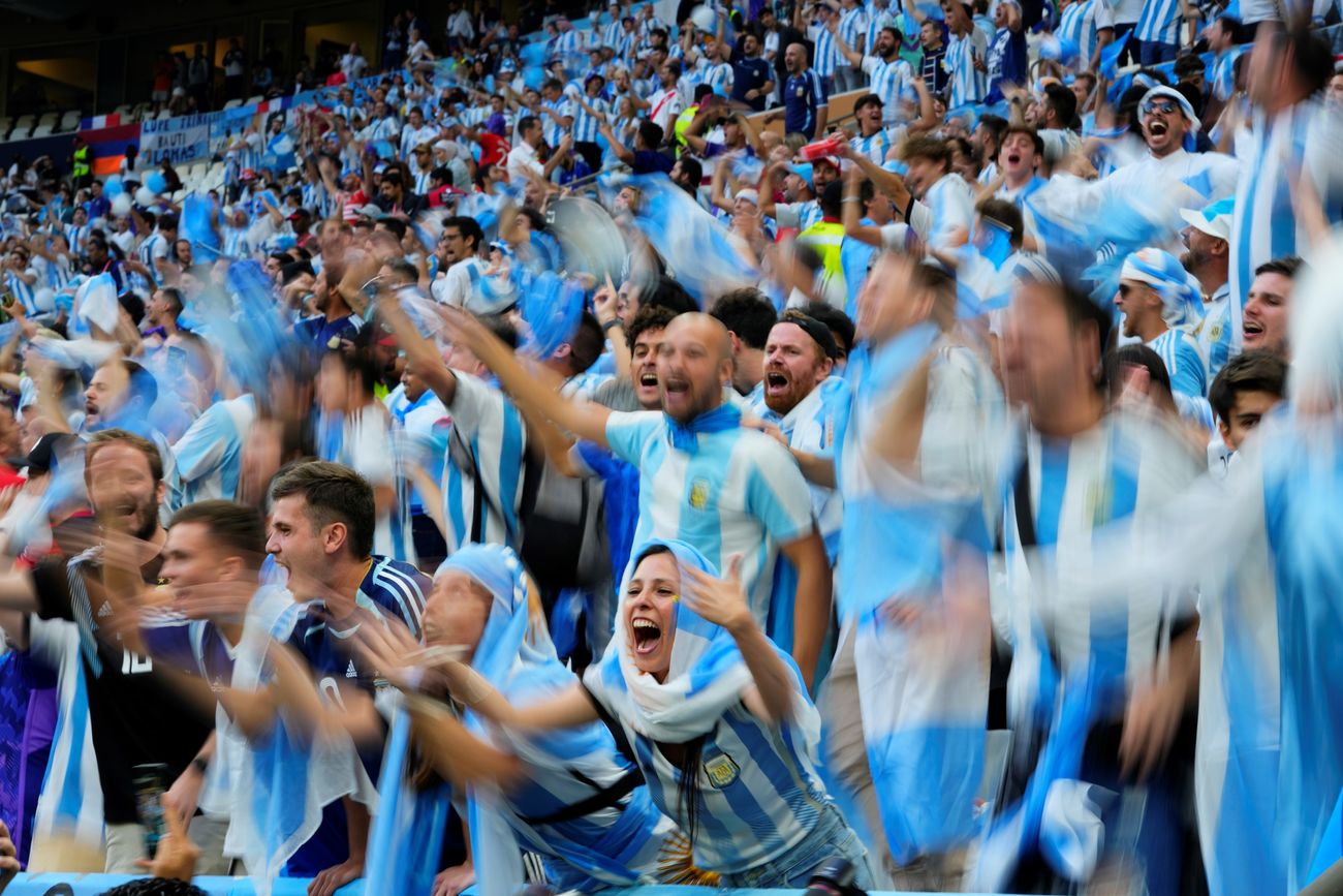 Hinchas argentinos en Qatar, en el estadio Lusail, donde se jugaría la Finalíssima con España. 