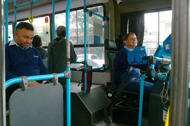 Los servicios serán prestados ahora en un plan de emergencia por colectivos de las empresas Coniferal, SiBus y Tamse. En los colectivos irán dos choferes: uno de las empresas que cubren la emergencia y otro de FAM mostrándoles el recorrido