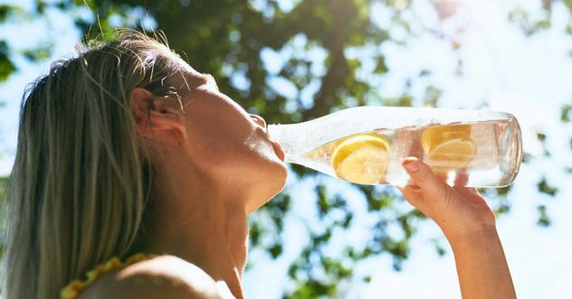 "Stacked water": el fenómeno de TikTok que busca transformar la hidratación en un ritual estético y nutritivo.